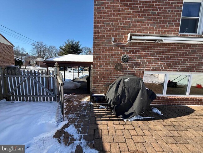 Building Photo - 240 Sweetbriar Cir