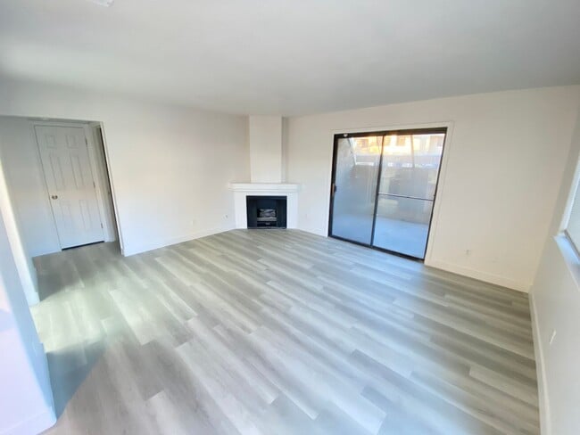 Building Photo - Delightful 2BED/2BATH Condo tucked away in a picturesque Henderson community!