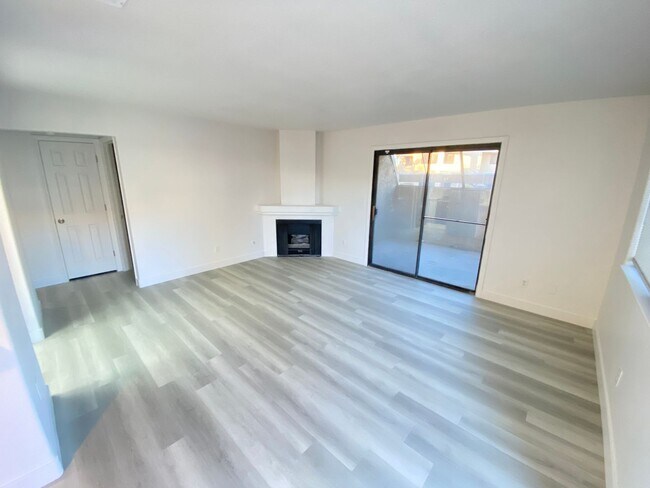 Building Photo - MOVE IN SPECIAL-Delightful 2BED/2BATH Condo tucked away in a picturesque Henderson community!