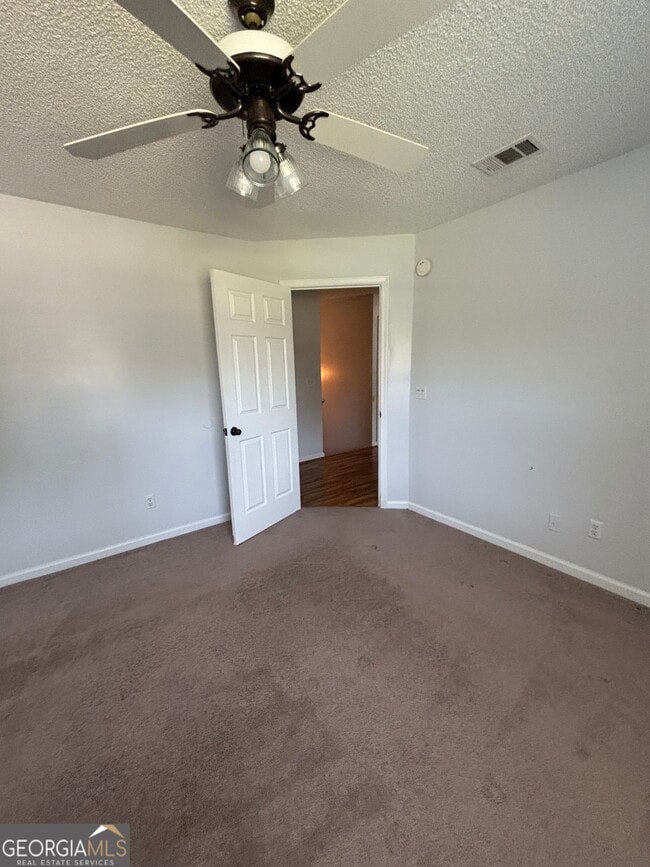 Building Photo - 303 Foxwood Dr