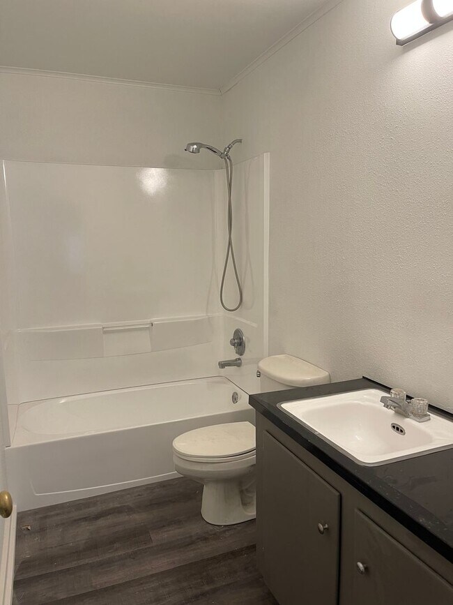 Building Photo - Fully Updated Home Just A Short Distance T...