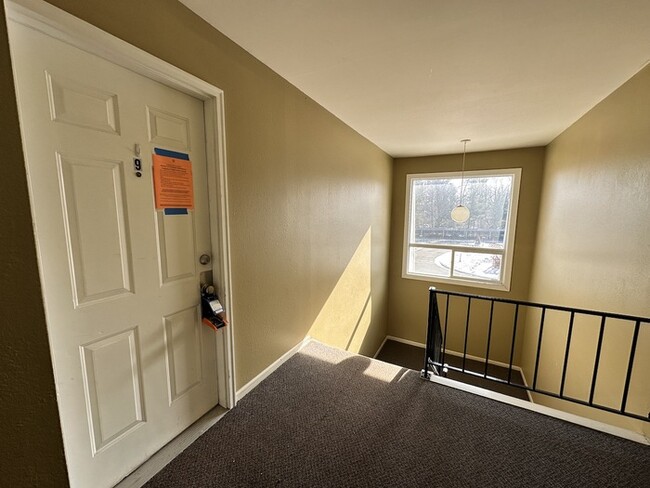 Building Photo - Villas of Cascade 2 Bedroom Condo Upper Unit