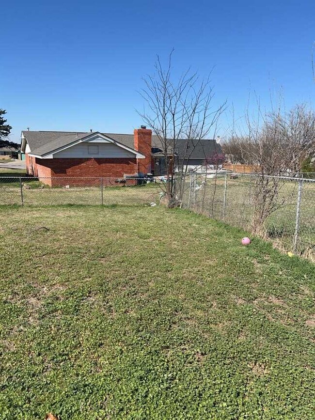 Building Photo - 119 SE Surrey Ln