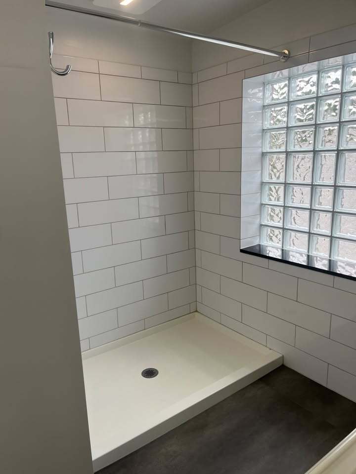 Full Bathroom - 402 Warner st