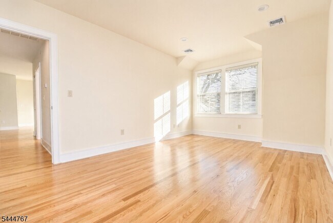 Building Photo - 676 Bloomfield Ave