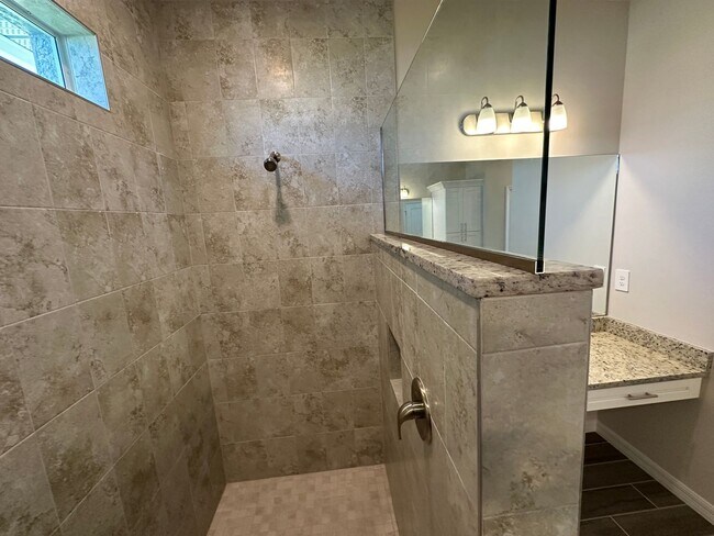 Building Photo - NW Cape Coral Home 4 Bedroom/ 2 Bath/ 3 Ca...