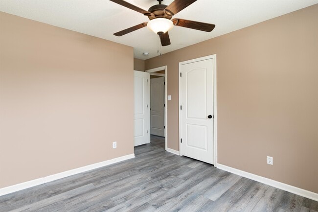Building Photo - 1305 E Omaha Ct