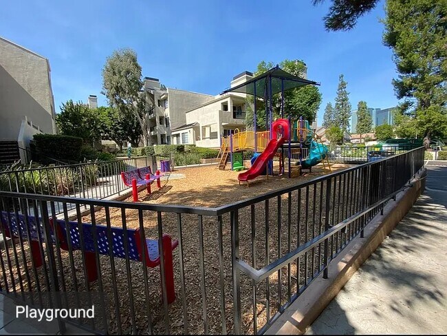 Building Photo - 5565 Canoga Ave