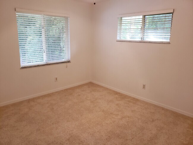 Building Photo - 2 bedroom, 2 bath in Woodmere Racquet Club
