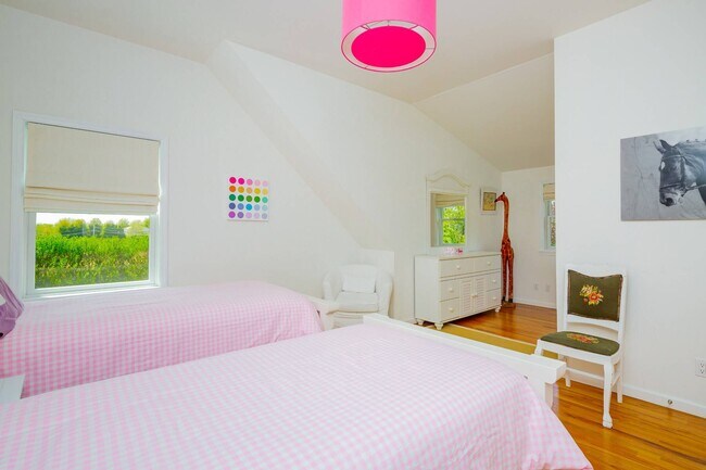 Building Photo - 869 Head of Pond Rd