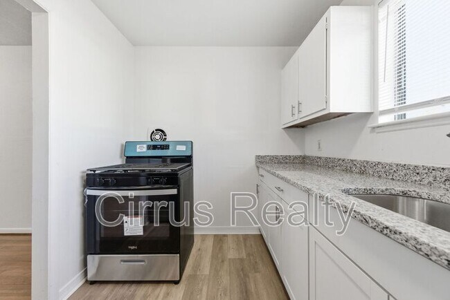 Building Photo - 327 Sycamore Ave