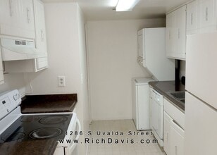 Building Photo - 2 bed, 1 Bath, 900 sqft with washer/dryer ...