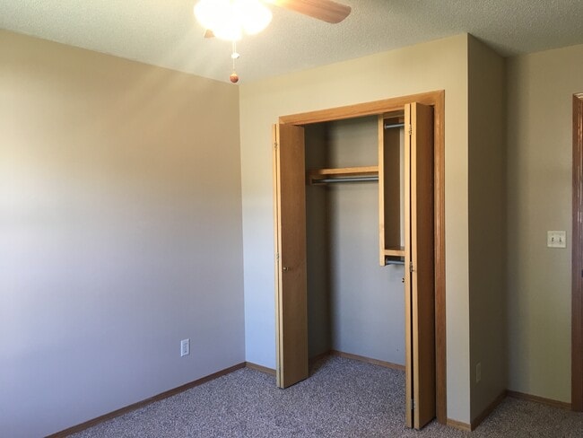 Building Photo - 2218 E Carriage Dr