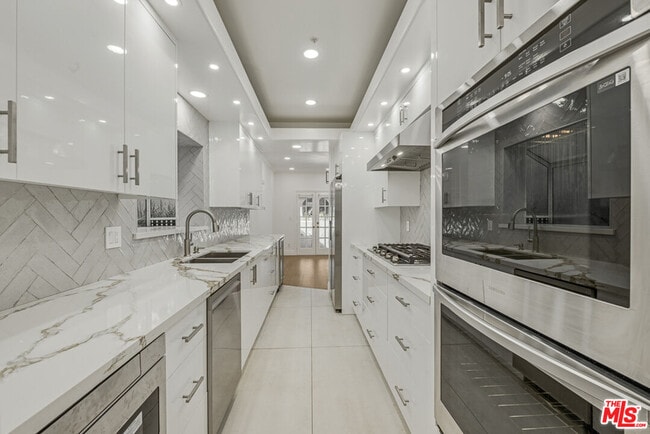 Building Photo - 342 N Palm Dr