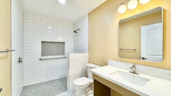 Building Photo - 615 N Kalaheo Ave