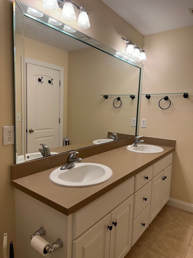 Building Photo - Inviting 3 Bed 2 Bath House