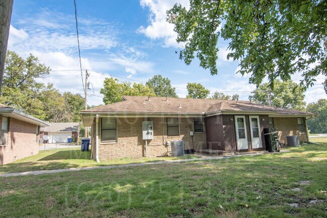 Building Photo - 2-Bedroom Duplex
