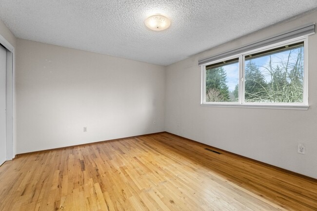 Building Photo - Steilacoom Split Entry