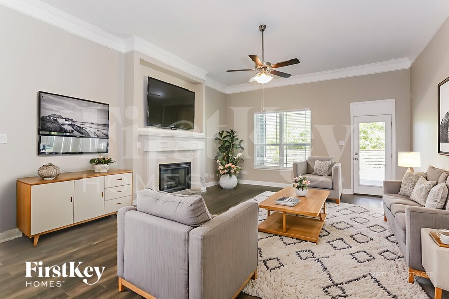 Building Photo - 9923 Oaklawn Dr