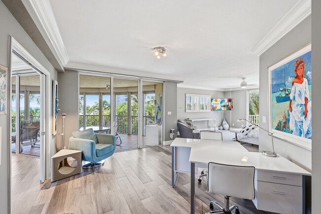Building Photo - 8111 Bay Colony Dr