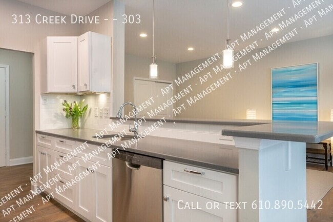 Building Photo - 313 Creek Dr