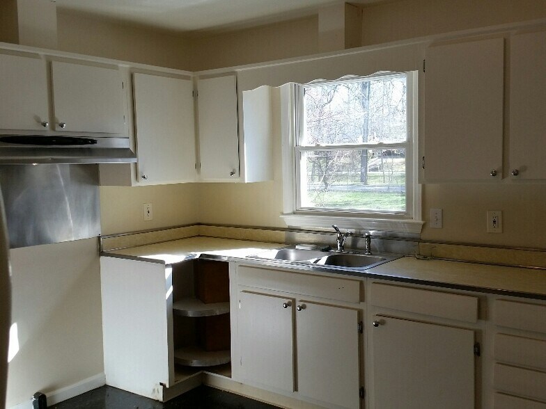 Building Photo - 802 W Meadowview Rd
