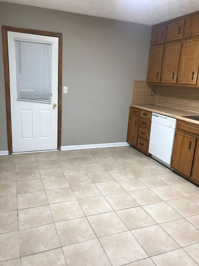 Building Photo - Available now!!! 2 bedroom 1 bath duplex!
