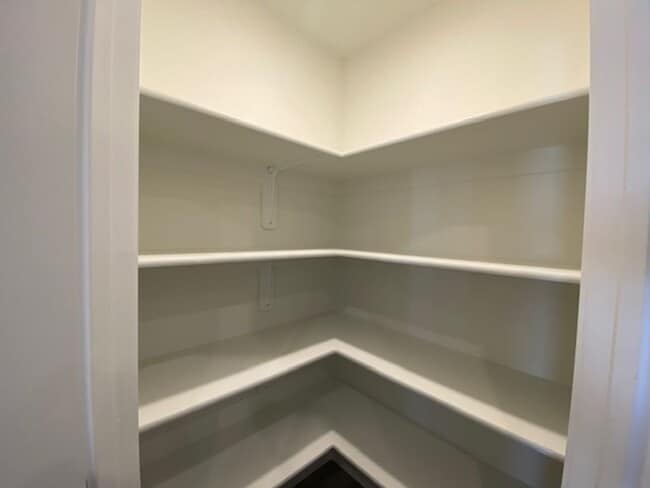 Building Photo - SPACIOUS HOME FOR RENT!