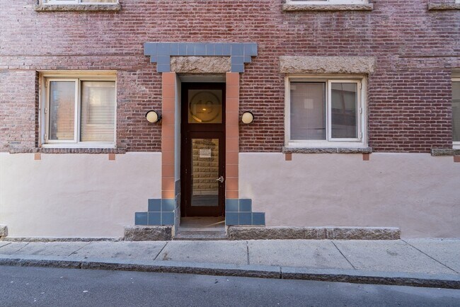 Building Photo - 19 Wiget St