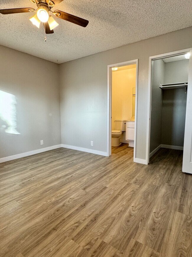 Building Photo - 2-Bedroom Residence with Front-Row Views on Lively 2nd Street