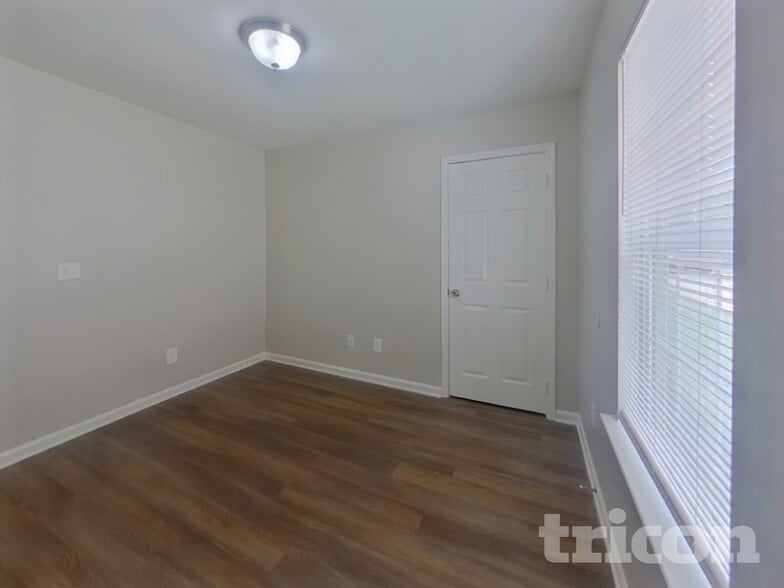 Building Photo - 842 Lakehill Rd