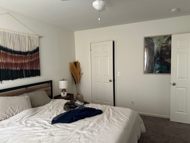 Building Photo - Fully Furnished Three Bedroom Spring Valle...