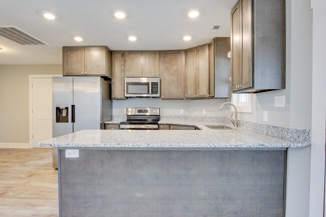 Building Photo - 127 Riverbend Dr