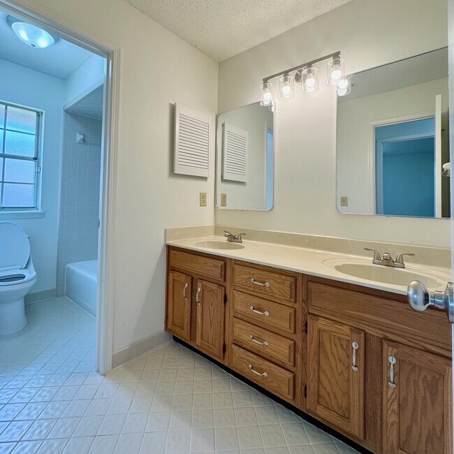 Building Photo - 11640 Halethorpe Dr