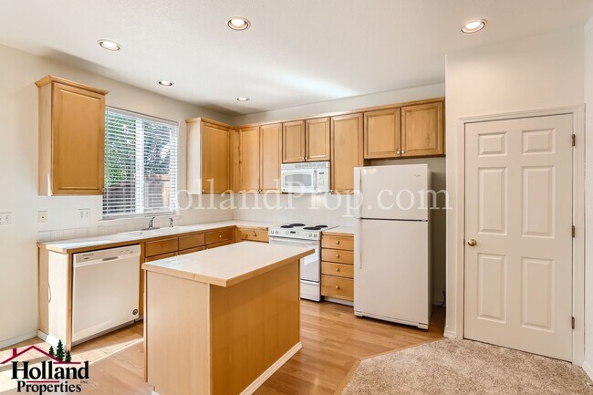 Building Photo - Charming and Comfortable Townhouse in Bethany Area!