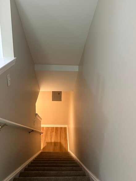 Building Photo - 20 Woodmyre Lane
