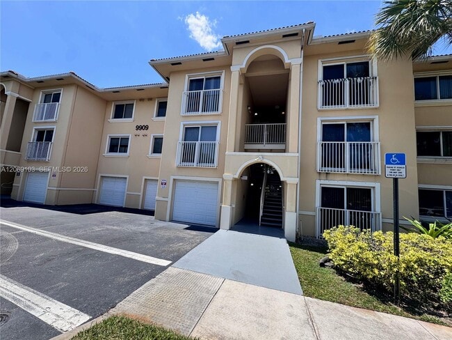 Building Photo - 9909 Westwood Dr