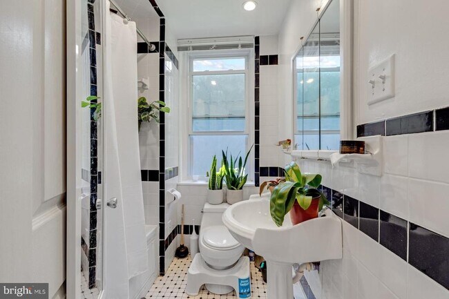 Building Photo - 618 N 40th St