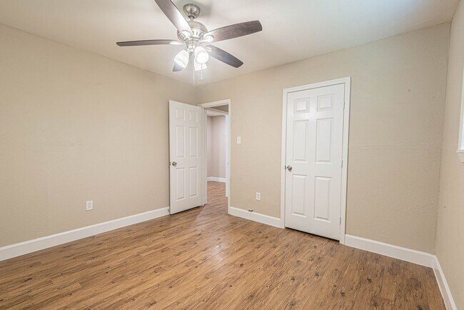 Building Photo - 128 N Washington St