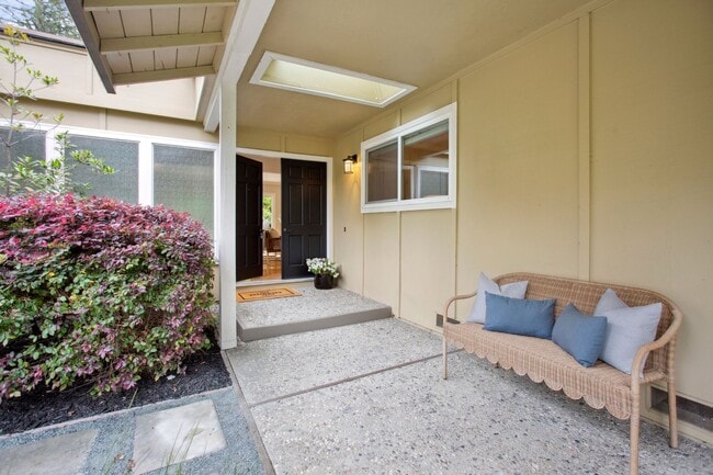 Building Photo - Updated 3 bedroom + office & pool, single ...