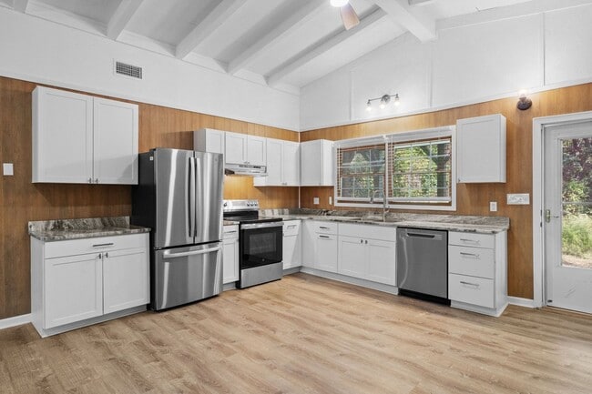 Building Photo - Spacious 4 Bedroom 2 bath home in Pawley's Island