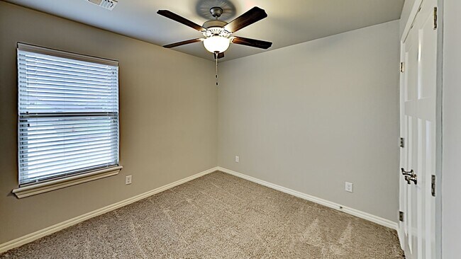Building Photo - 4 Bedroom 2 Bathroom 2 Car Garage Home with Storm Shelter in East Edmond