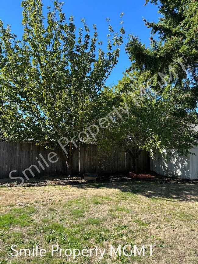 Building Photo - A charming three-bedroom & two-bathroom house.