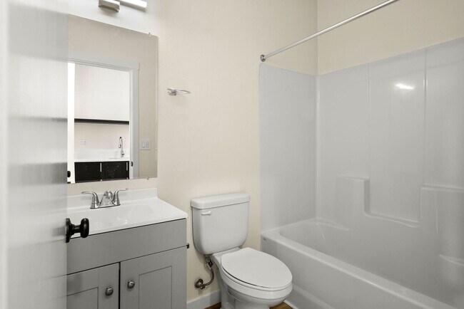 Building Photo - Vancouver Townhouses - Get 1 Month Free!