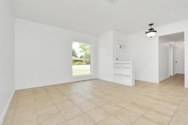 Building Photo - 10951 Shadow Wood Dr