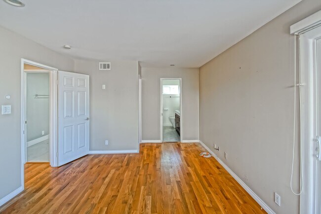 Building Photo - 4021 Crest Dr