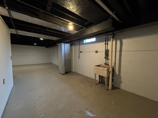 Building Photo - Your new Townhouse Awaits! 3 Bed / 1.5 Bat...