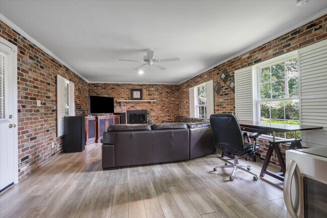 Building Photo - 1917 Sharon Rd