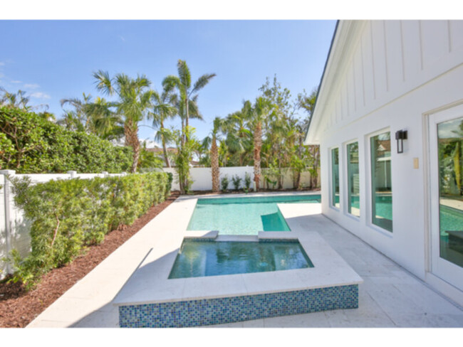 Building Photo - Beautifully renovated home in Bird Key, Sa...