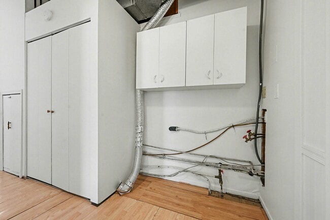 Building Photo - 2423 Sonora St